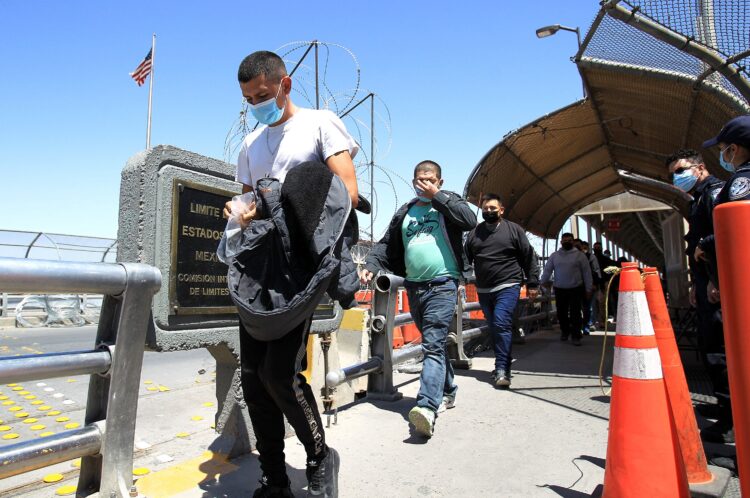 MEX4553. CIUDAD JUÁREZ (MÉXICO), 13/06/2021.- Migrantes centroamericanos son regresados a territorio mexicano por autoridades estadounidenses el 11 de junio de 2021, en el Puente Internacional Paso del Norte, en Ciudad Juárez, Chihuahua (México). La presión migratoria en la frontera norte continúa en urbes mexicanas como Ciudad Juárez y reflejan la incesante ola que vive la región, que en mayo registró un nuevo máximo de más de 180.000 indocumentados arrestados por Estados Unidos. EFE/ Luis Torres