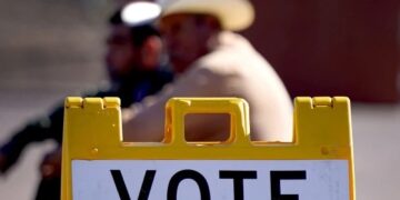 Arizona ha sido uno de los estados con denuncias de personas que persiguen y vigilan a votantes. Matt York / AP