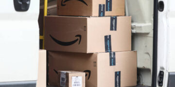 Amazon se estaría uniendo a otras compañías que han realizados despidos masivos en los últimos meses (Créditos: Getty Images)