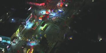 El carnaval al sur de Los Ángeles se desarrollaba con normalidad cuando el conductor no identificado atropello al grupo de personas (Créditos: FOX 5 Atlanta)