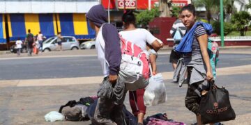 Un grupo de migrantes, en su mayoría de origen centroamericano, se prepara para salir en caravana rumbo a la frontera norte mexicana, hoy, en la ciudad de Tapachula, estado de Chiapas (México). EFE/Juan Manuel Blanco