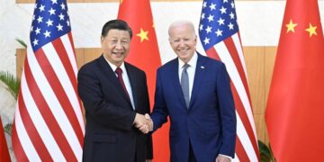 El presidente chino, Xi Jinping (izq), saluda a su homólogo estadounidense, Joe Biden, antes de su reunión bilateral un día antes de la Cumbre del G20 en Bali, Indonesia, este 14 de noviembre. EFE/EPA/XINHUA /LI XUEREN