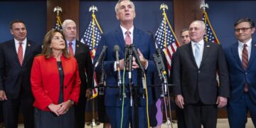 El líder de la minoría republicana en la Cámara, Kevin McCarthy, rodeado de otros líderes electos, habla en Washington, DC, EE. UU. EFE/Jim Lo Scalzo