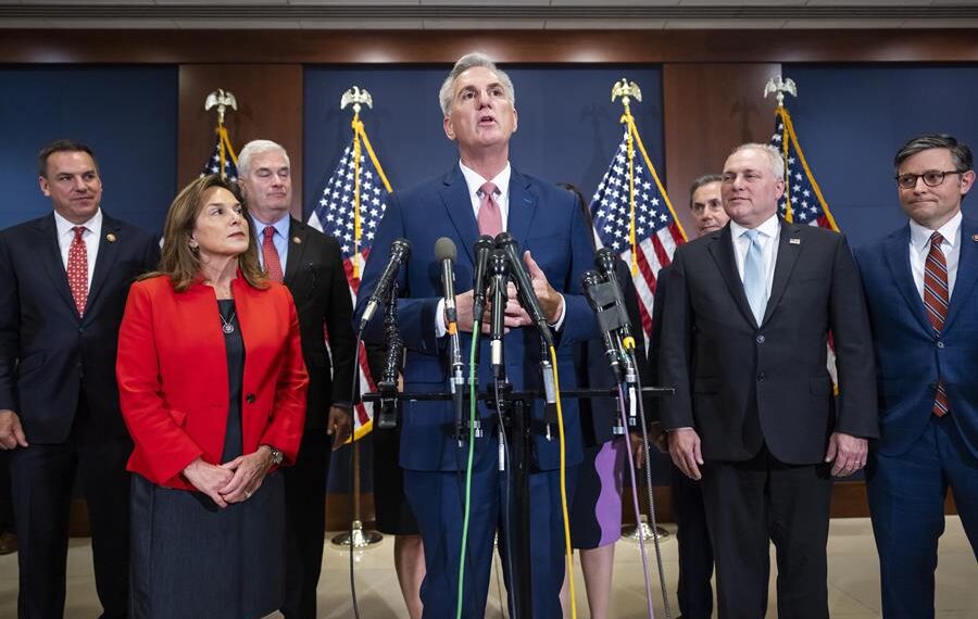 El líder de la minoría republicana en la Cámara, Kevin McCarthy, rodeado de otros líderes electos, habla en Washington, DC, EE. UU. EFE/Jim Lo Scalzo