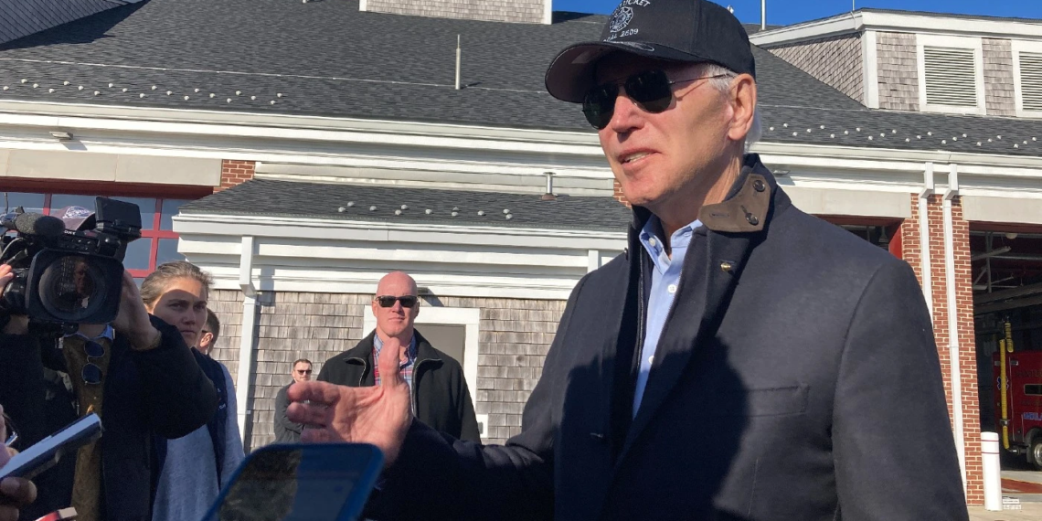 El presidente Joe Biden habla con los reporteros durante una visita por el Día de Acción de Gracias al Departamento de Bomberos de Nantucket en Nantucket, Massachusetts, el jueves 24 de noviembre de 2022. (Foto AP/Susan Walsh)