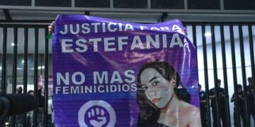 Vista de un cartel durante una marcha de mujeres que exigen justicia por el feminicidio de una joven en el municipio de Tuxtla Gutiérrez, en Chiapas (México). EFE/Carlos López