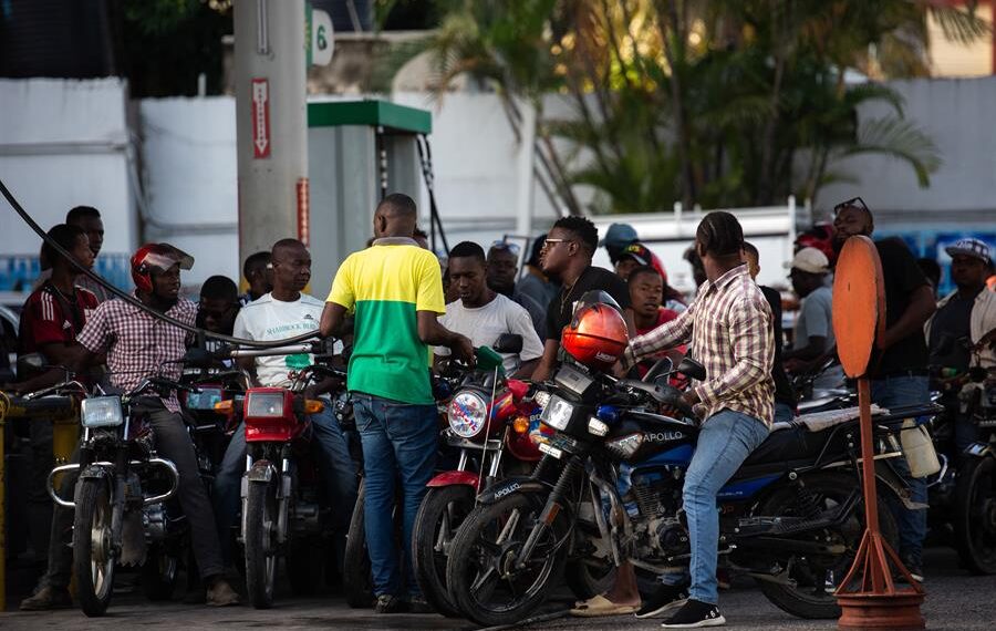 Ciudadanos acuden a abastecerse de combustible para sus vehículos al realizarse la reapertura de gasolineras luego del desbloqueo de la principal terminal petrolera del país, hoy, en Puerto Príncipe (Haití). EFE/Johnson Sabin