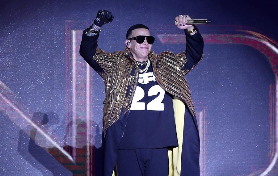 Daddy Yankee, de 45 años, recurrió a su cuenta oficial de Instagram para difundir el lugar de los conciertos y la fechas, que inicialmente coincidían con el Día de Reyes, una tradición muy arraigada en Puerto Rico.