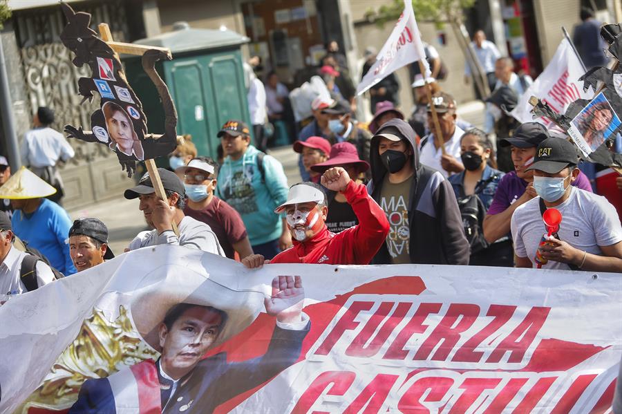 Simpatizantes del presidente peruano, Pedro Castillo, se manifiestan en su apoyo hoy, en Lima (Perú). EFE/ Aldaír Mejía