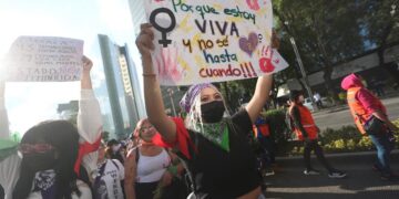 Cientos de mujeres marchan en conmemoración del Día Internacional de la Eliminación de la Violencia contra la Mujer hoy, en Ciudad de México (México). EFE/ Sáshenka Gutiérrez