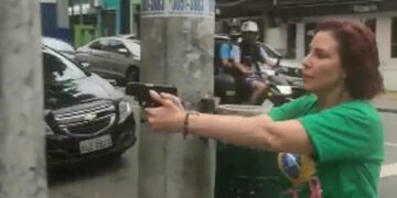 La diputada, Carla Zambelli, habría utilizado su arma para amedrentar a un grupo de seguidores de Lula da Silva (Captura de pantalla)