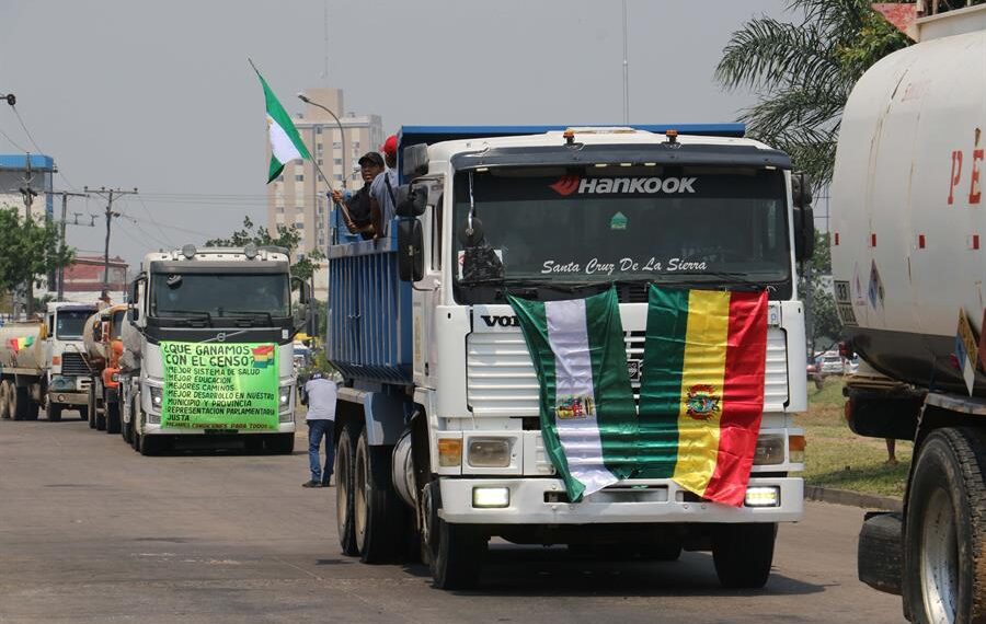 Camioneros de transporte pesado de Bolivia realizan hoy una caravana en Santa Cruz (Bolivia). EFE/Juan Carlos Torrejón
