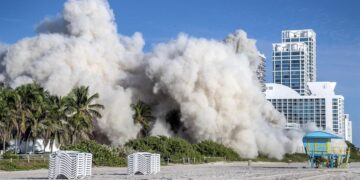 La torre del hotel Deauville Beach Resort siendo demolida en Miami Beach, Florida, EE.UU., el 13 de noviembre de 2022.EFE/EPA/Cristóbale Herrera Ulashkevich