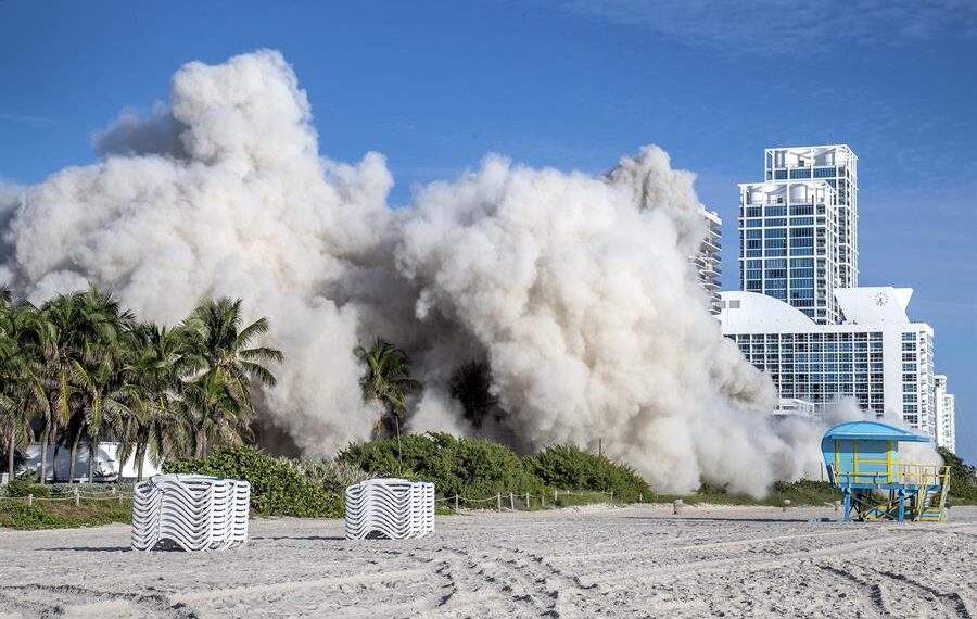 La torre del hotel Deauville Beach Resort siendo demolida en Miami Beach, Florida, EE.UU., el 13 de noviembre de 2022.EFE/EPA/Cristóbale Herrera Ulashkevich