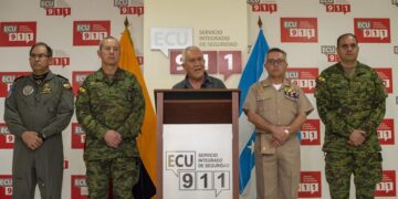 El ministro de Defensa de Ecuador, Luis Lara (c), flanqueado por la cúpula militar, fue registrado este miércoles, 2 de noviembre, durante una rueda de prensa, en Guayaquil (Ecuador). EFE/Mauricio Torres