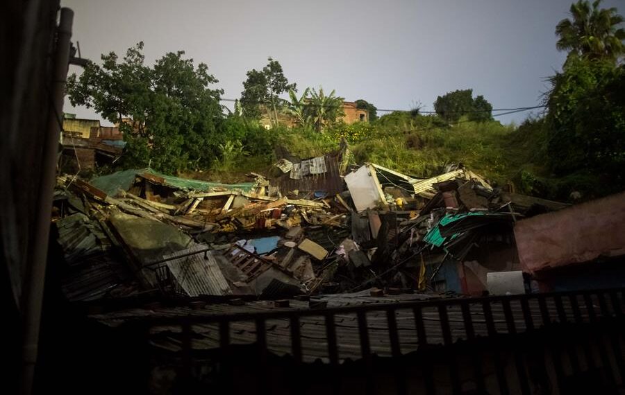 Fotografía de archivo de escombros de casas derrumbadas por las lluvias, en Caracas (Venezuela). EFE/Miguel Gutiérrez