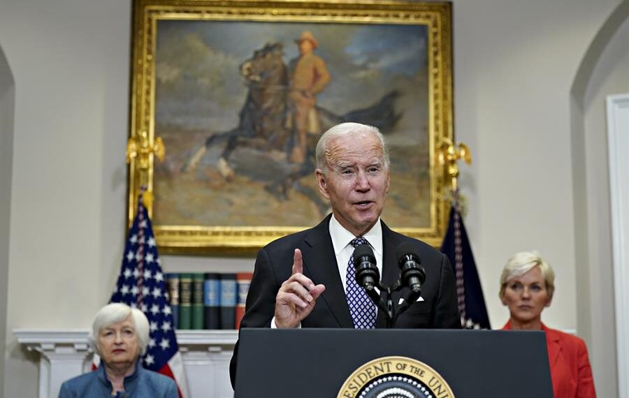 El presidente de Estados Unidos, Joe Biden (c), habla durante una conferencia de prensa en el Roosevelt Room de la Casa Blanca, en Washington (EE.UU.), este 31 de octubre de 2022. EFE/EPA/Al Drago/Pool
