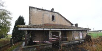 Una foto muestra la casa abandonada en el pueblo de Birac-sur-Trec, suroeste de Francia, el 21 de noviembre de 2022, donde una niña de 14 años fue encontrada muerta después de haber sido secuestrada frente a su escuela en la ciudad de Tonneins (Photo by MEHDI FEDOUACH / AFP)