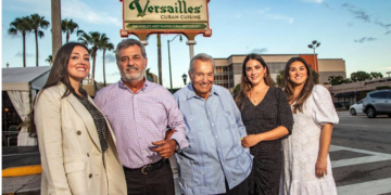 Felipe Valls Sr., fundador del Versailles, con su hijo Felipe Valls Jr. y sus nietas, Nicole, Luly y Desirée celebra el 50 aniversario del restaurante de la Calle Ocho en noviembre de 2021. PEDRO PORTAL