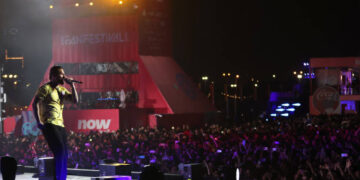 Maluma se presentó un día antes de la inauguración de Qatar 2022 en el Fan Fest (Créditos: Getty Images)