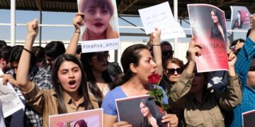 Las manifestaciones comenzaron luego que se dio a conocer la muerte de Masha Amini a manos de la policía iraní (Créditos: AP)