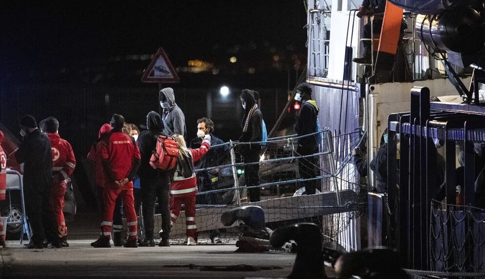 Las autoridades impidieron el desembarcó a 35 hombres a los que no consideraron vulnerables (Créditos: AP Foto)