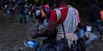 Miles de migrantes, entre ellos muchos menores, han sido reportados cruzando la peligrosa selva del Darién (Créditos: Getty Images)