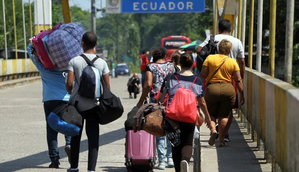 Decenas de miles de venezolanos han ingresado al Ecuador por la frontera norte del país. Muchos hicieron extensas partes del trayecto a pie. (EFE/Ernesto Guzmán/Archivo)