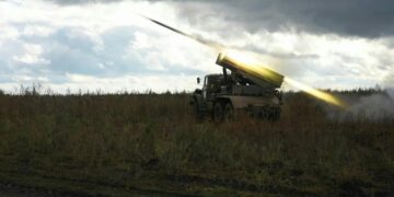 Ucrania recibirá tanques renovados de la era soviética, misiles de defensa Hawk y drones (Créditos: AFP)
