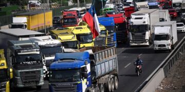 Como parte del paro, decenas de camiones bloquean las principales carreteras de Chile (Créditos: AFP)