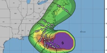 Según el pronóstico del Centro Nacional de Huracanes, el centro de Nicole se acercará al noroeste de Bahamas esta noche, se moverá cerca o sobre esas islas el miércoles, y se acercará a la costa este de Florida, dentro del área de advertencia de huracán, el miércoles por la noche. (NOAA)