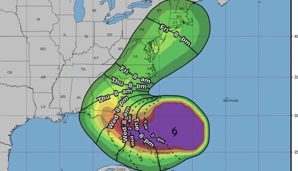 Según el pronóstico del Centro Nacional de Huracanes, el centro de Nicole se acercará al noroeste de Bahamas esta noche, se moverá cerca o sobre esas islas el miércoles, y se acercará a la costa este de Florida, dentro del área de advertencia de huracán, el miércoles por la noche. (NOAA)