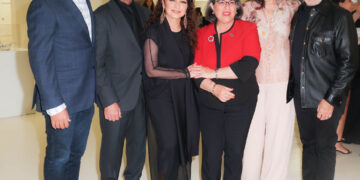 Emilio y Gloria Estefan; el CEO de Latin Grammy, Manuel Abud; y la alcaldesa de Miami-Dade, Daniella Levine Cava, fueron convocados por el galerista para presentar la iniciativa.
