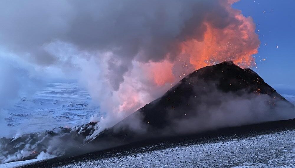 Las autoridades rusas confirmaron la actividad volcánica en la península de Kamchatka (Créditos: AP)