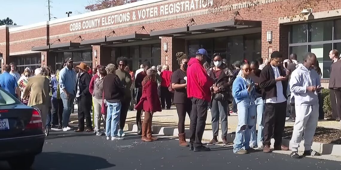 Un gran grupo de personas se acercaron a votar en varios condados de Georgia (Créditos: 11alive)
