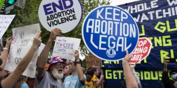 Personas a favor y en contra del derecho al aborto se manifiestan en Washington (EE.UU.), en una fotografía de archivo. EFE/Michael Reynolds