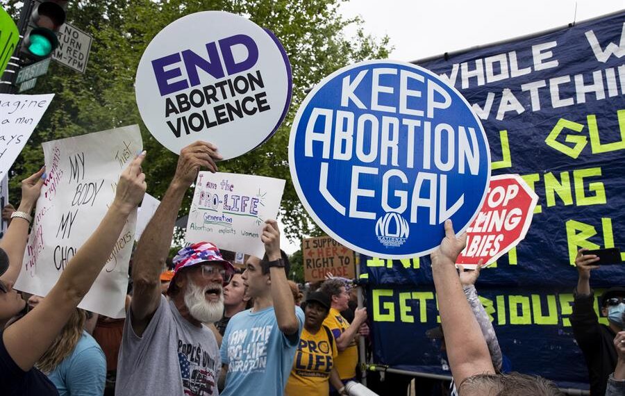 Personas a favor y en contra del derecho al aborto se manifiestan en Washington (EE.UU.), en una fotografía de archivo. EFE/Michael Reynolds