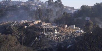 Fotografía de casas destruidas por un incendio hoy, en cerro Forestal, en Viña del Mar (Chile). EFE/ Adriana Thomasa