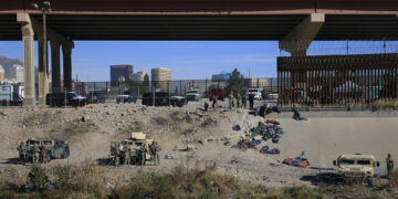 Elementos de la Guardia Nacional estadounidense implementan un operativo a orillas del Río Bravo para evitar el cruce de migrantes hoy, en la frontera con Ciudad Juárez, Chihuahua (México). EFE/Luis Torres