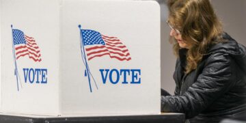 Una votante participa en la elecciones intermedias de Estados Unidos, en una fotografía de archivo. EFE/Shawn Thew