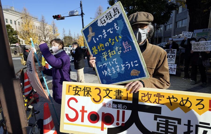 Un hombre sostiene una pancarta que dice "¡Alto a la expansión militar!" durante una protesta contra el aumento del presupuesto de defensa, cerca de la residencia oficial del primer ministro japonés, Fumio Kishida, en Tokio. EFE/EPA/FRANCK ROBICHON
