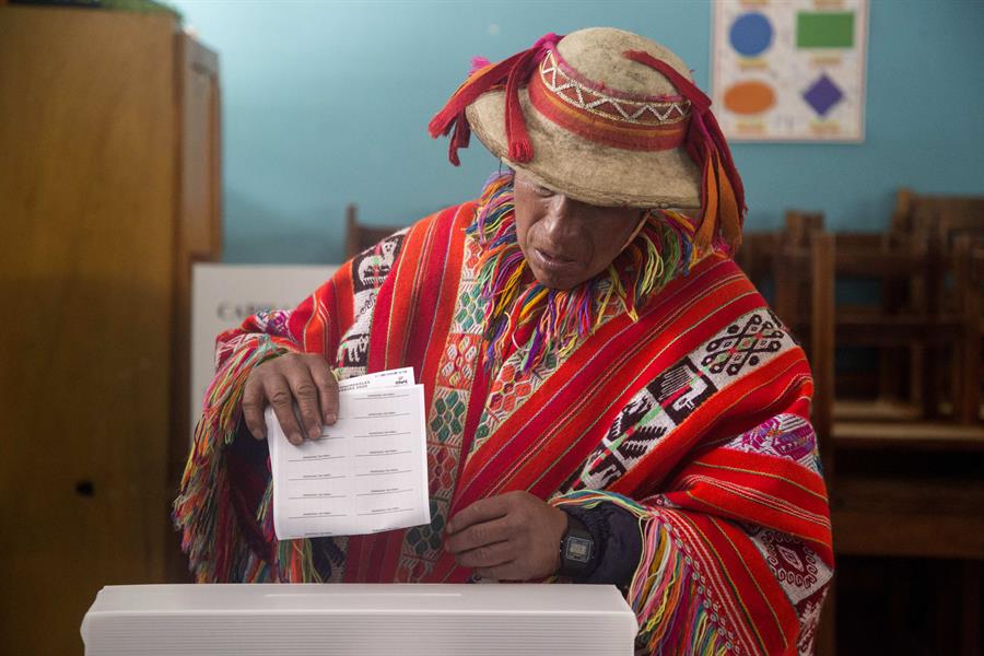 Fotografía de archivo en la que se registró a un ciudadano de la comunidad campesina Quelccanqa al votar en Cuzco (Perú). EFE/Gaby Quintero