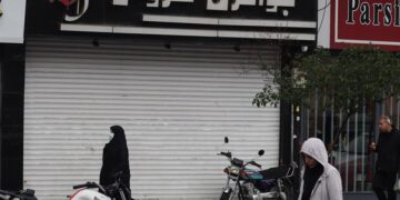 Personas caminan junto a tiendas cerradas en el centro de Teherán este 5 de diciembre de 2022 en otra jornada de huelga. EFE/EPA/STR
