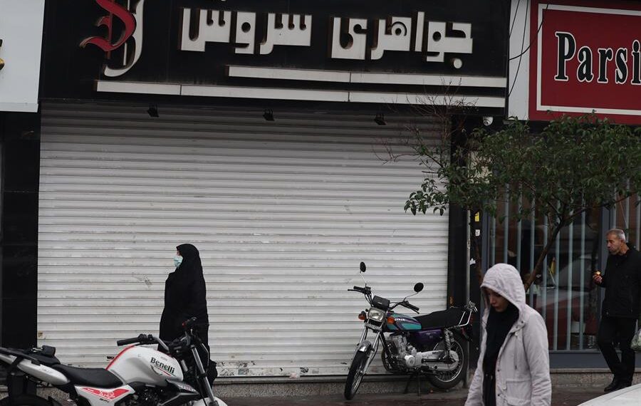 Personas caminan junto a tiendas cerradas en el centro de Teherán este 5 de diciembre de 2022 en otra jornada de huelga. EFE/EPA/STR