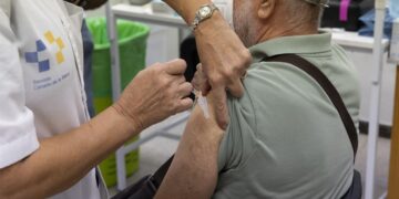 Imagen del inicio de la campaña de vacunación contra la gripe en España. EFE/ Quique Curbelo