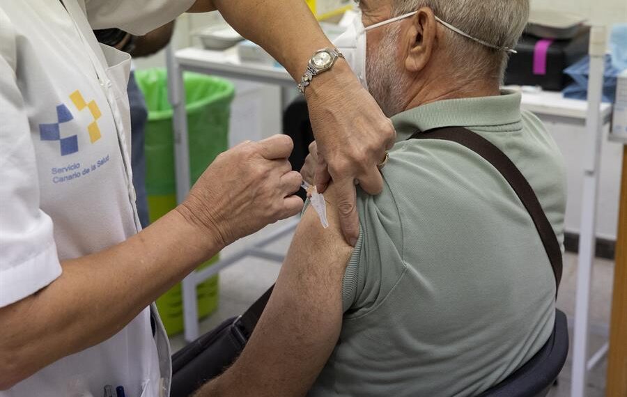 Imagen del inicio de la campaña de vacunación contra la gripe en España. EFE/ Quique Curbelo