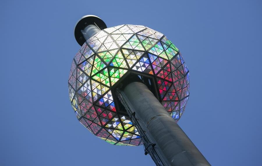 La gran y tradicional bola de celebración del Año Nuevo 2023 es probada en la víspera de la fiesta de fin de año, hoy, en One Times Square en Nueva York (EE.UU.). EFE/Sarah Yenesel