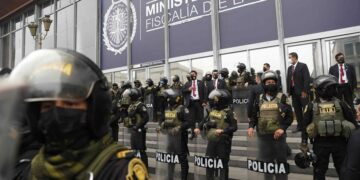 Fotografía de archivo en la que se registró a miembros de la policía al vigilar la entrada de la Fiscalía de la Nación, en Lima (Perú). EFE/Paolo Aguilar