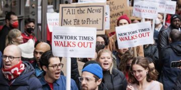 Miembros del sindicato The NewsGuild of New York se reúnen frente a las oficinas de The New York Times durante una huelga de 24 horas, en Nueva York (EE.UU.), este 8 de diciembre de 2022. EFE/EPA/Justin Lane