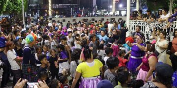 Migrantes con residencia permanente disfrazados de payasos actúan hoy, para divertir a niños en la ciudad de Tapachula, estado de Chiapas (México). EFE/Juan Manuel Blanco